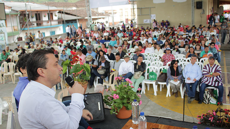 La ANT hablando con comunidades indígenas 
