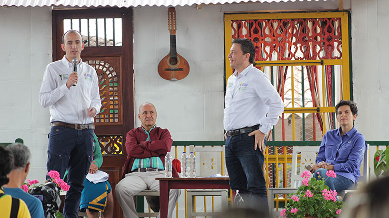 La ANT hablando con comunidades colombinas 