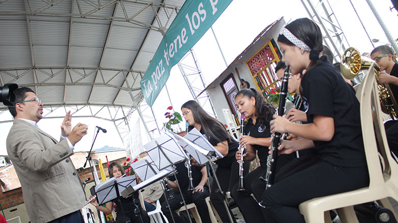 Grupo de niños tocando instrumentos