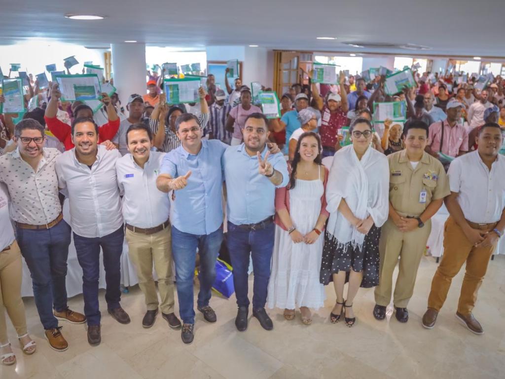 Aparecen varias familias de Bolívar en evento de ANT, recibiendo títulos de propiedad en compañía de la Directora de la ANT, Myriam Martínez, y otros funcionarios.