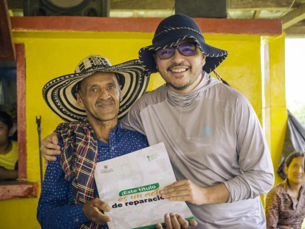 FOTO ENTREGA TÍTULOS EL ARO-ITUANGO-ANT JUNIO 2024