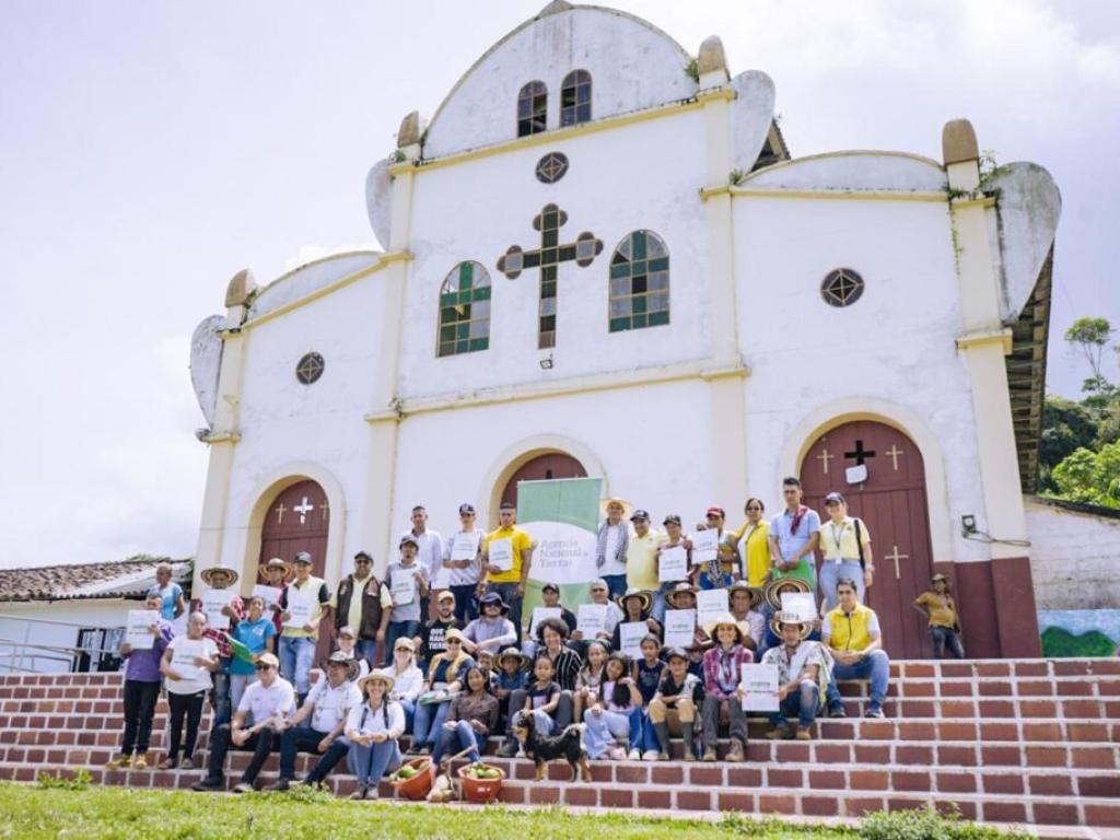 FOTO ENTREGA TÍTULOS EL ARO-ITUANGO-ANT JUNIO 2024