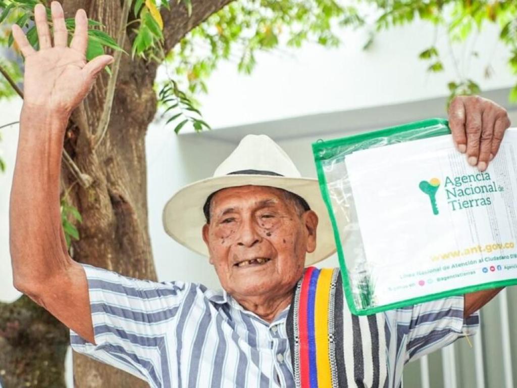 Señor recibiendo su título.