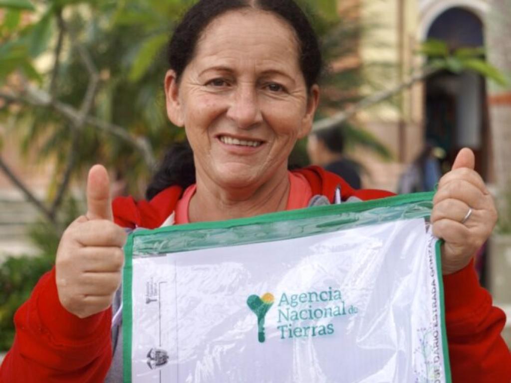 Mujer campesina de Amalfi recibiendo títulos