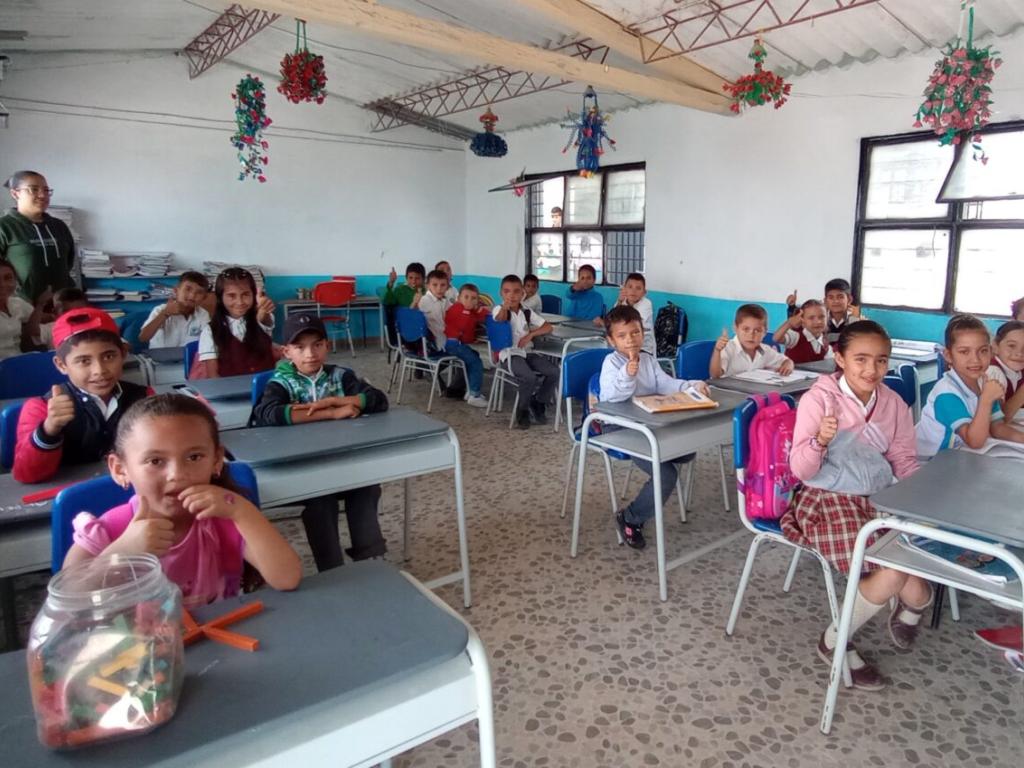 Niños en un salón de clases.