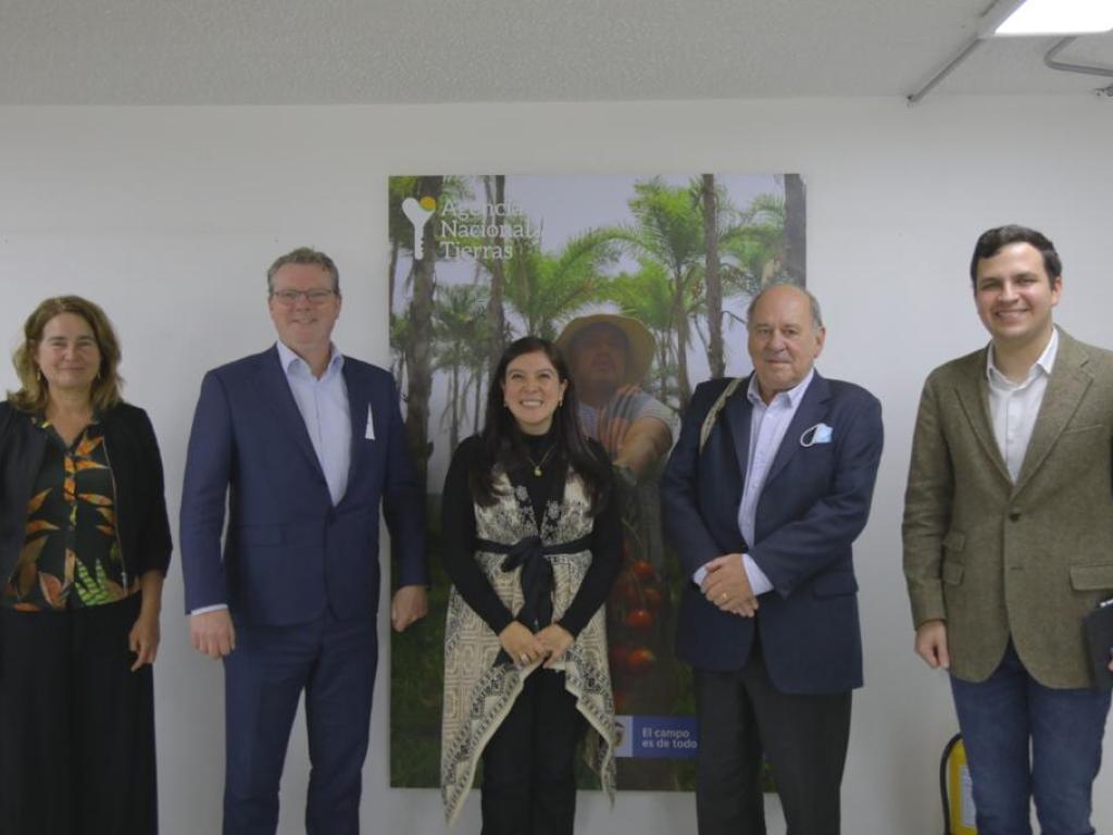 Ex directora de la ANT Myriam Martínez Cárdenas y Kees de Zeeuw, Director de Kadaster Internacional junto otros funcionarios