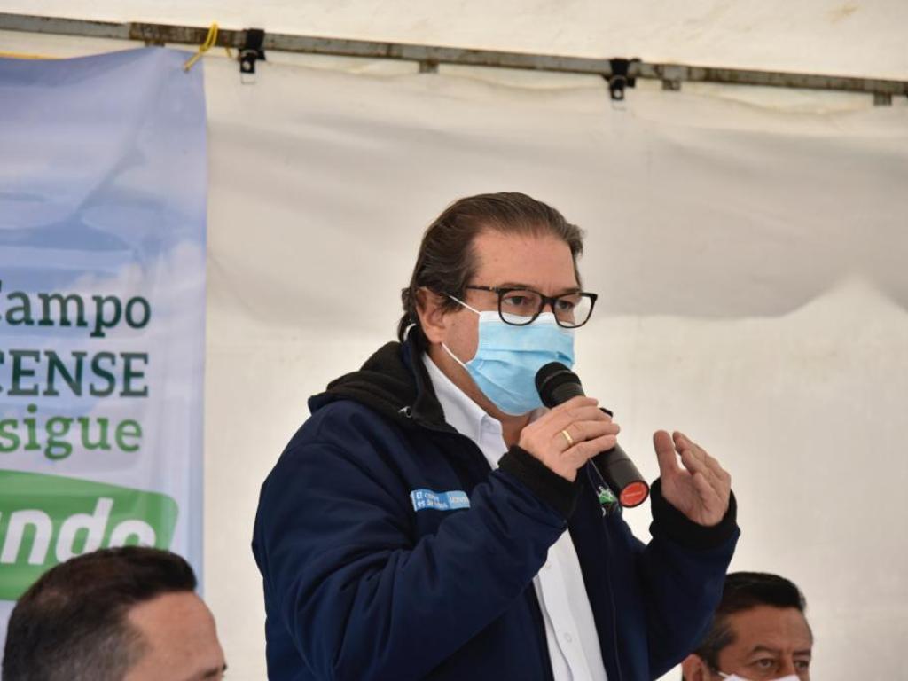 El Ministro de Agricultura y Desarrollo Rural, Rodolfo Zea Navarro, luce camisa blanca, chaqueta azul y tapabocas, y con un micrófono en su mano derecha, expone sobre la diminución de la pobreza monetaria la cual disminuyó 4,6 punto para el 2020.