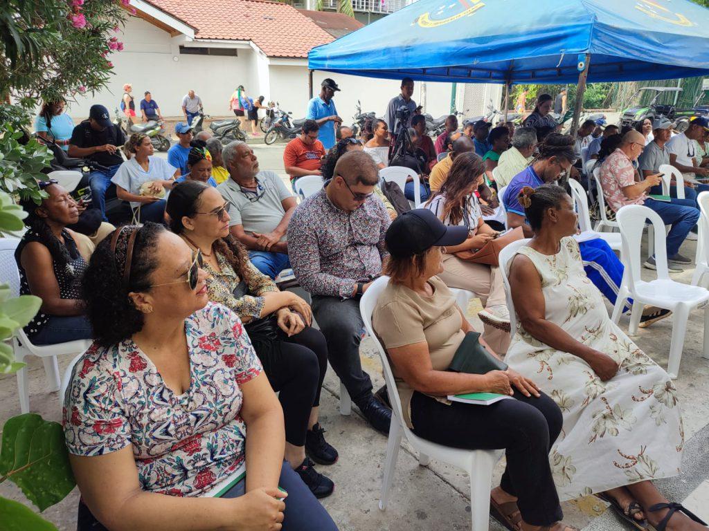 Sesión de inauguración de la nueva sede y los asistentes a ella.