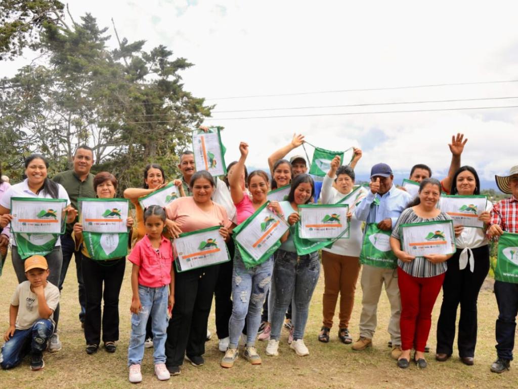 Familias campesinas del Cauca recibiendo los títulos de propiedad de sus tierras.