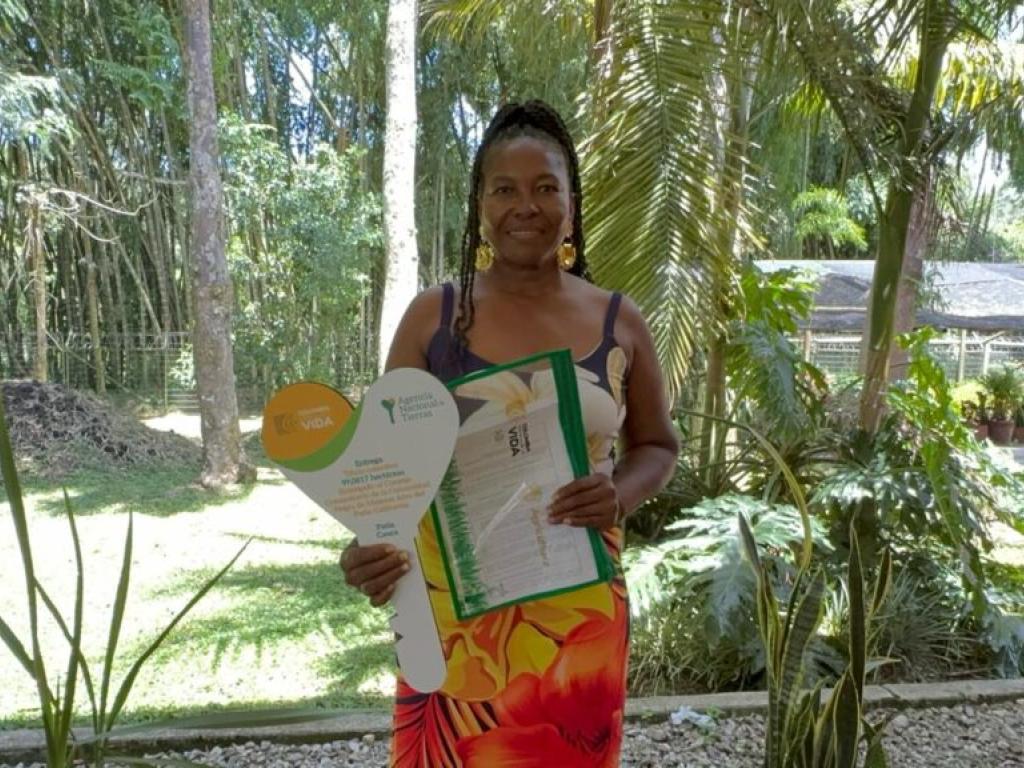 Mujer afro recibiendo su título colectivos en el Patía, Cauca