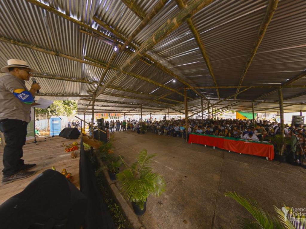 Sesión de la entrega del acta de constitución de la Zona de Reserva Campesina La Tuna