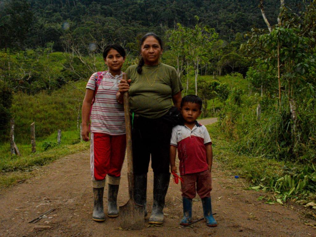 Mujer campesina y sus dos hijos.