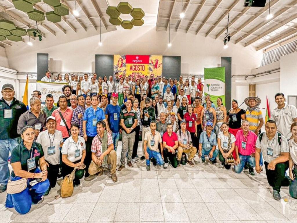 Familias campesinas beneficiadas por entrega de tierras de la ANT