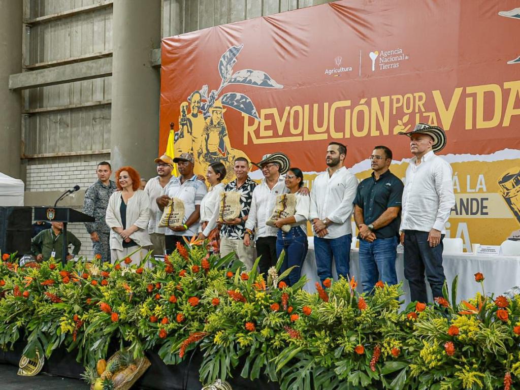 Presidente de la República y directivos en el evento de la ANT.