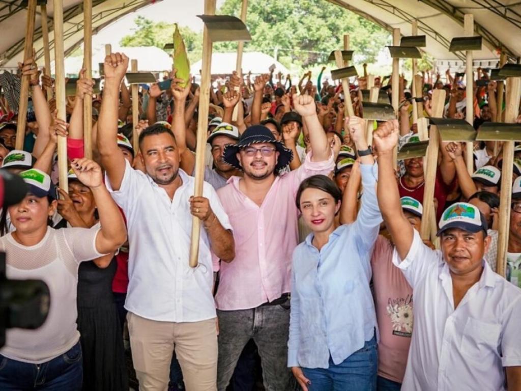 Campesinos junto al director de ANT con azadon en mano