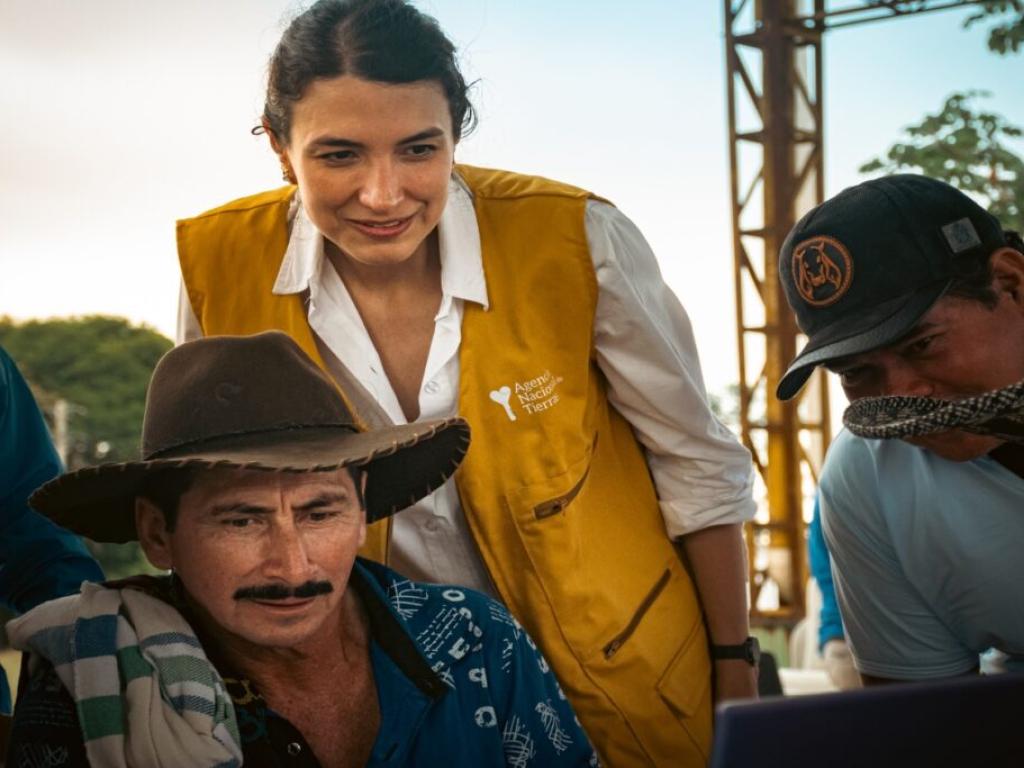 Funcionario de la ANT junto a campesino del Guaviare durante jornada de socialización