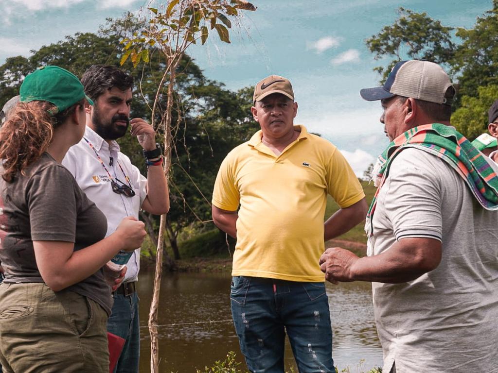 Grupo de personas reunidas en el campo
