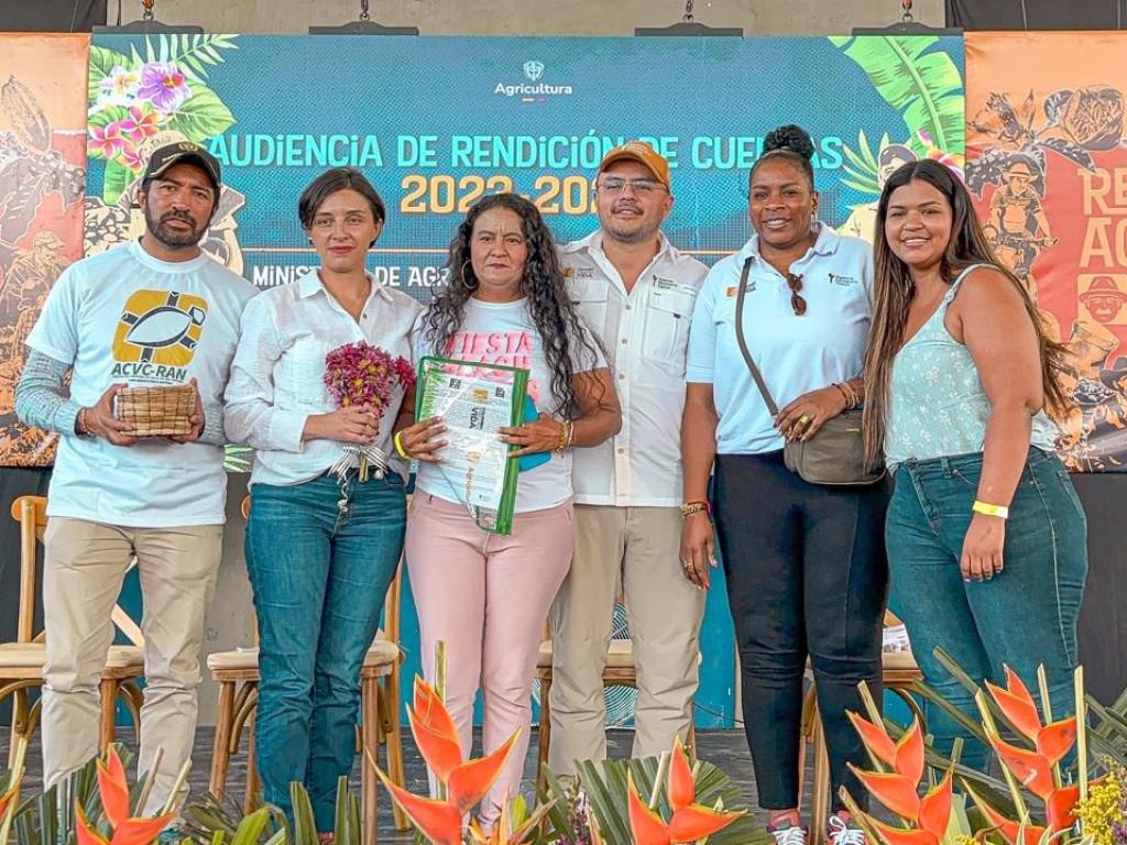 Director ant y ministra de agricultura entregando tierras por el país