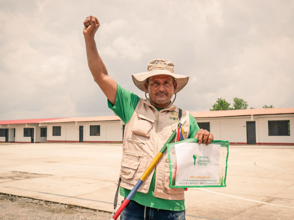 director-ant-junto-campesino-entrega-de-tierras-caguan