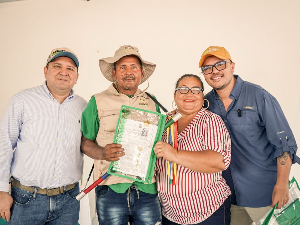 director-ant-junto-campesino-entrega-de-tierras-caguan