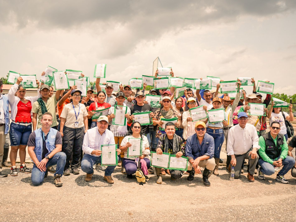 director-ant-junto-campesino-entrega-de-tierras-caguan