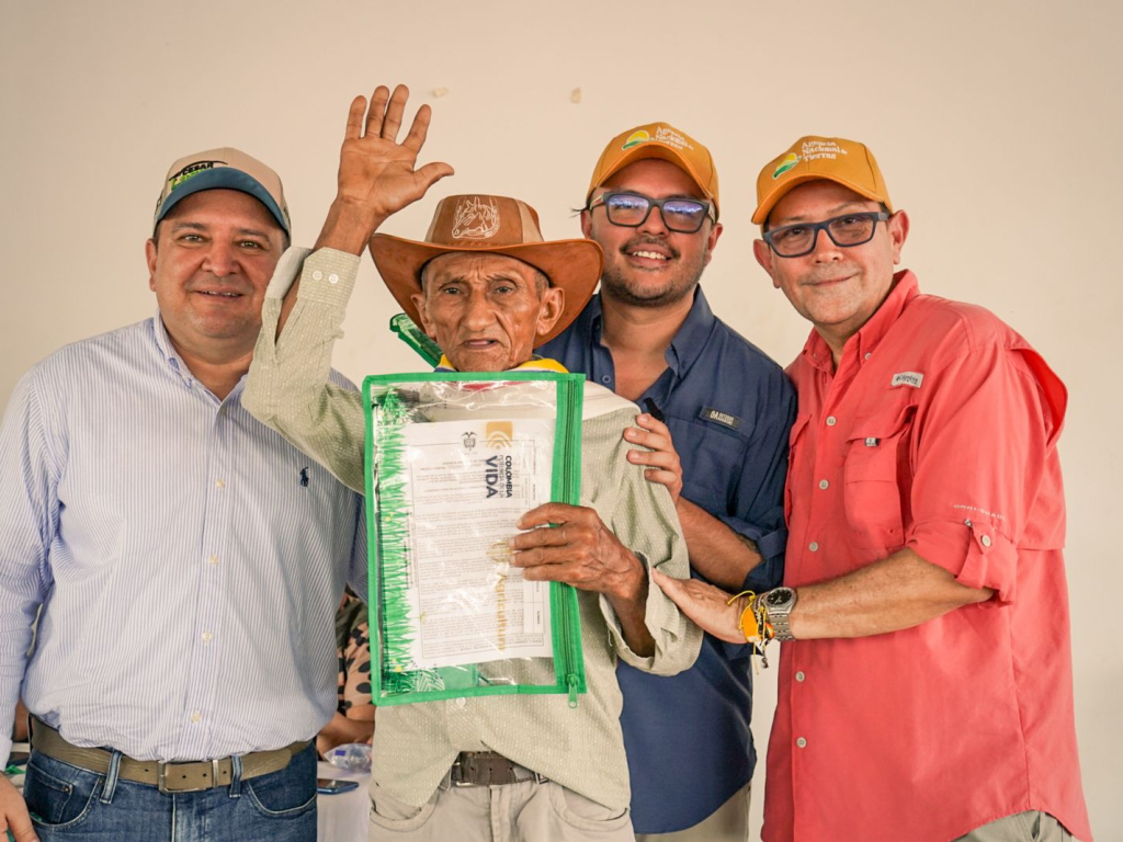 director-ant-junto-campesino-entrega-de-tierras-caguan