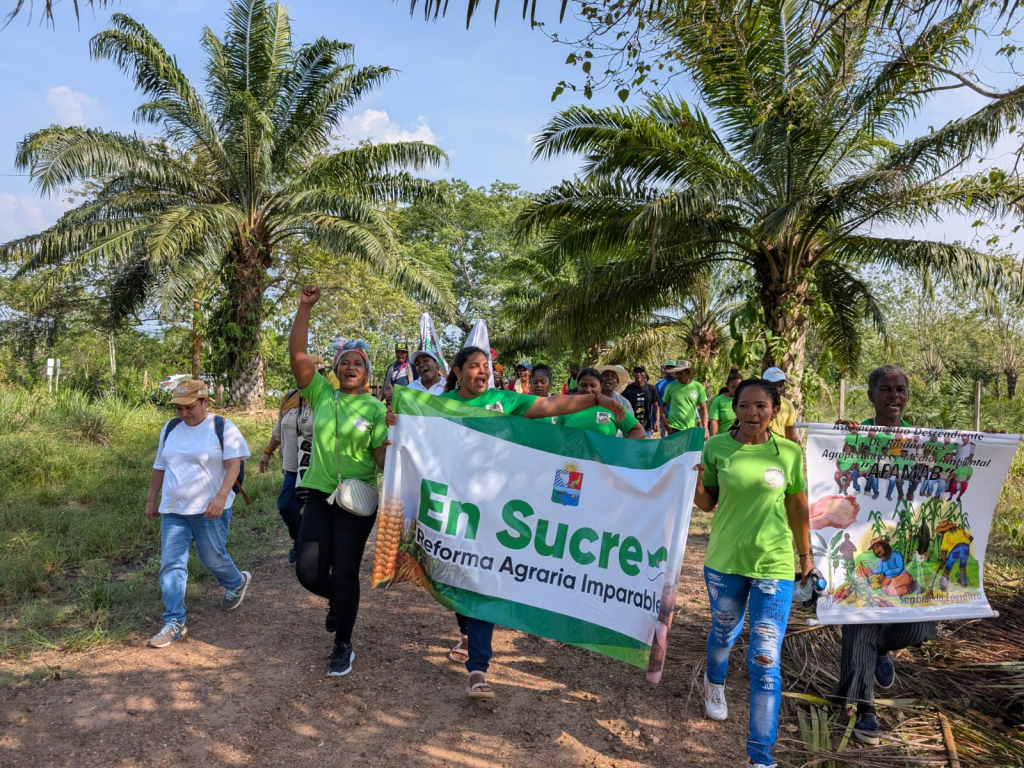 mujeres-de-sucre-reciben-a-ant-con-carteles-y-arengas