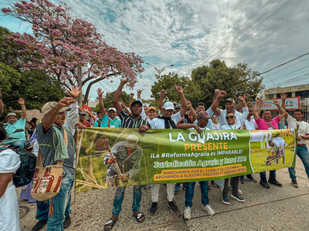 campesinos-marchando-con-pancarta-sobre-jurisdiccion-agraria