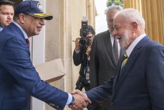 Presidente de Colombia y Presidente de Brasil estrechando sus manos.