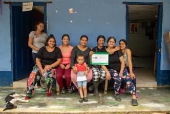 Familia victima del conflicto, que fue beneficiada con esta entrega.