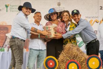 Campesinos durante el acto de entrega junto a la Ministra de Agricultura y el Director de la ANT.