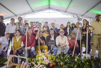 Evento entrega de tierras con campesinos