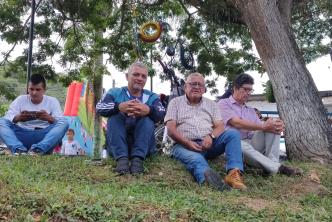 Señores sentados en un parque.