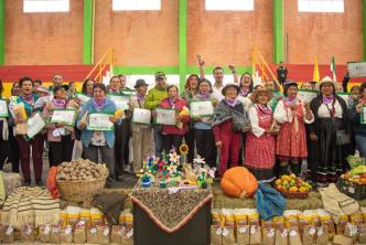 Campesinos recibiendo los títulos de sus tierras.