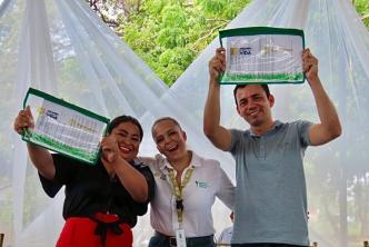 Foto de entrega de títulos a dos personas.