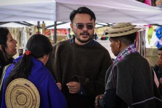 Director de la ANT conversando con mujeres indígenas.