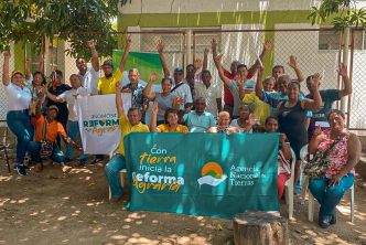 un-grupo-de-personas-posando-para-una-foto-con-un-banner-de-la-ant