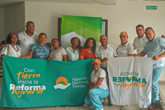 un-grupo-de-personas-que-sostienen-una-pancarta-que-dice-reforma-agraria