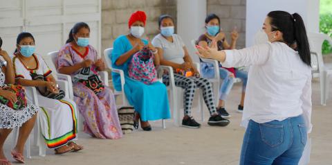 Mujeres indígenas recibiendo capacitación