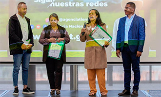Personas en un evento de entregas de tierras